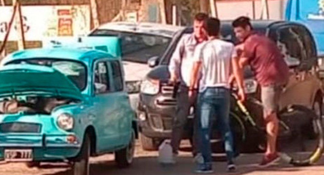 Se le quedó el Fiat 600 a Nicolás Cabré
