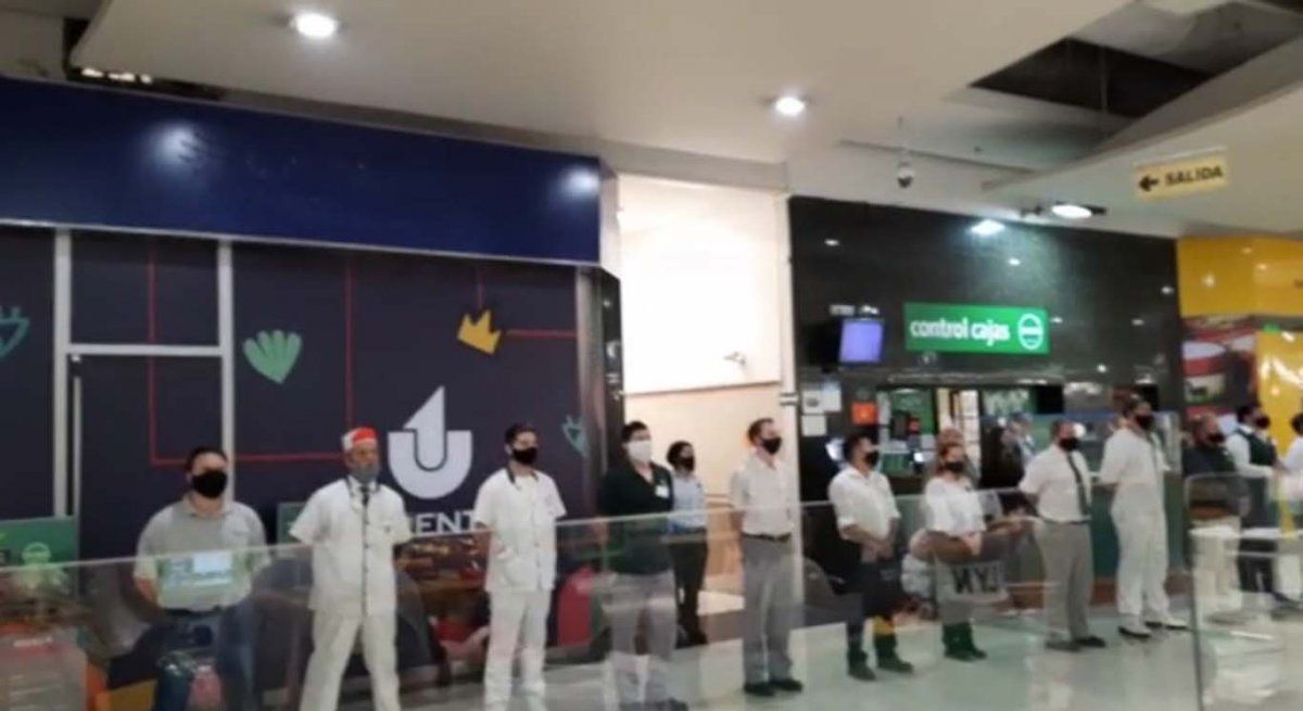 Los empleados del local se colocaron en fila para entonar las estrofas del himno (Foto: captura de video).