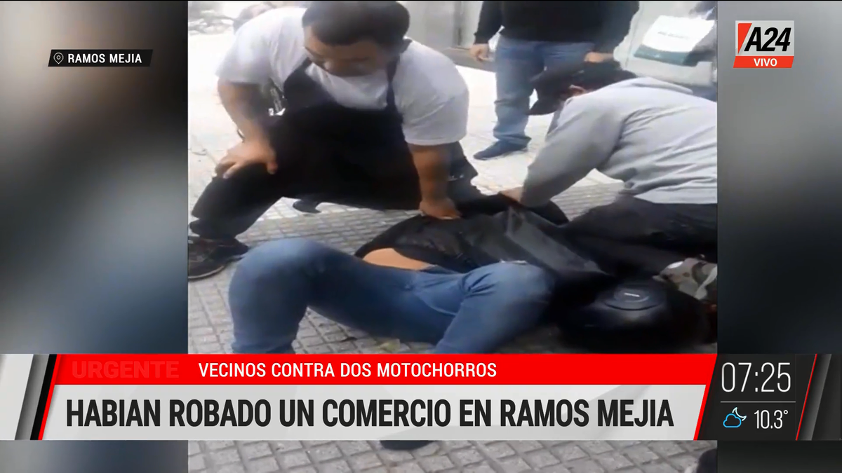 Así vecinos detienen a golpes a dos motochorros en Ramos Mejía. (Captura de Tv)