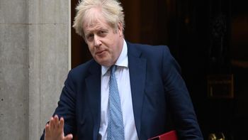 Boris Johnson regresa al Reino Unido y refuerza rumores de una candidatura