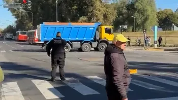 Descontrol: un camionero giró en círculos durante media hora, chocó y desató un caos