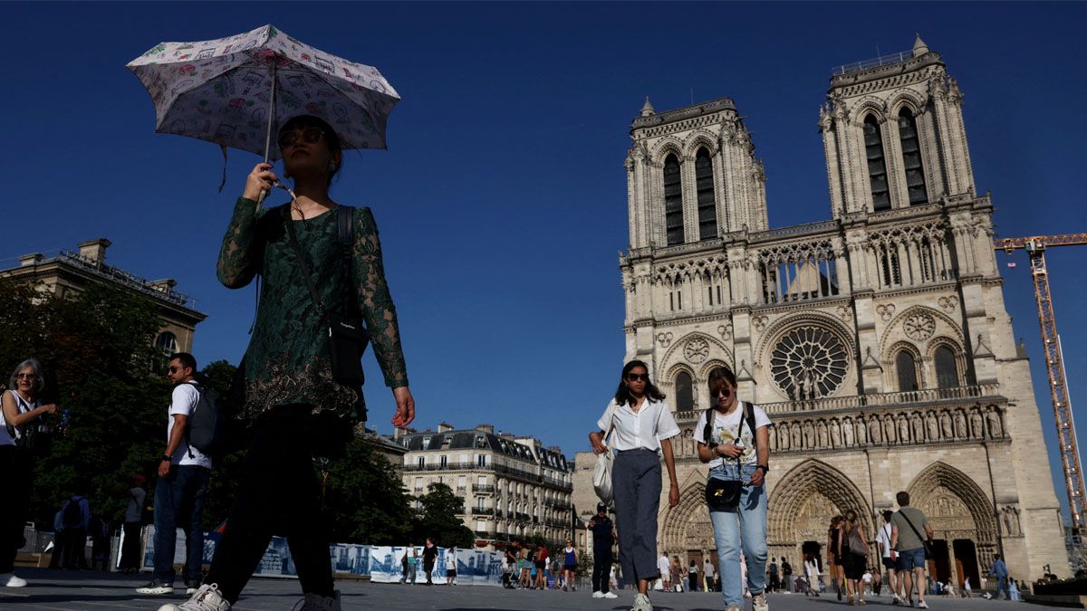 París es un horno. Con temperaturas diarias superiores a 40 grados Celsius, peligrosas para la salud. (Foto: Reuters)