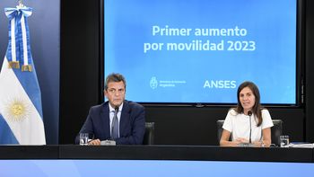 Sergio Massa anunció el primer aumento por movilidad para jubilados de 2023 y un refuerzo de 15 mil pesos