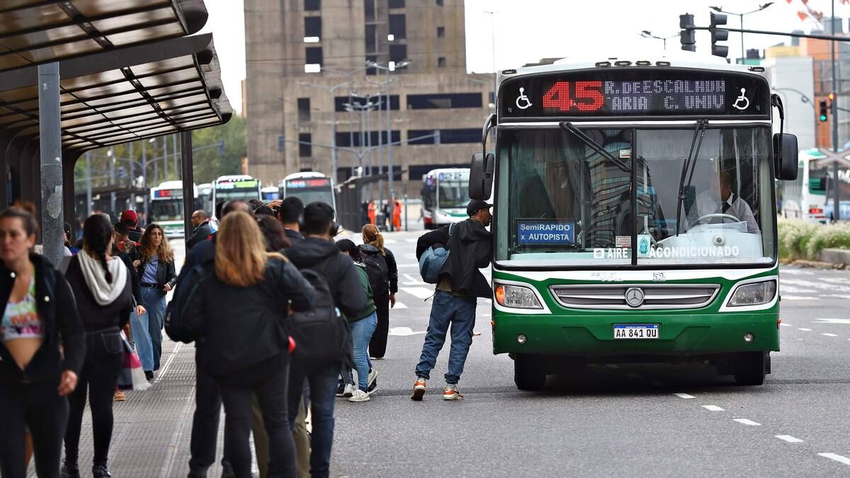 Alerta en el AMBA: empresas de colectivos se declaran en emergencia y amenazan con fuertes recortes de servicio