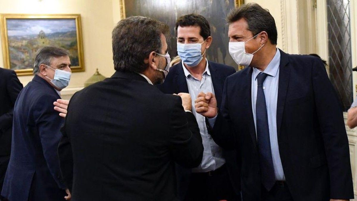 Sergio Massa y Wado de Pedro con dirigentes opositores.&nbsp;