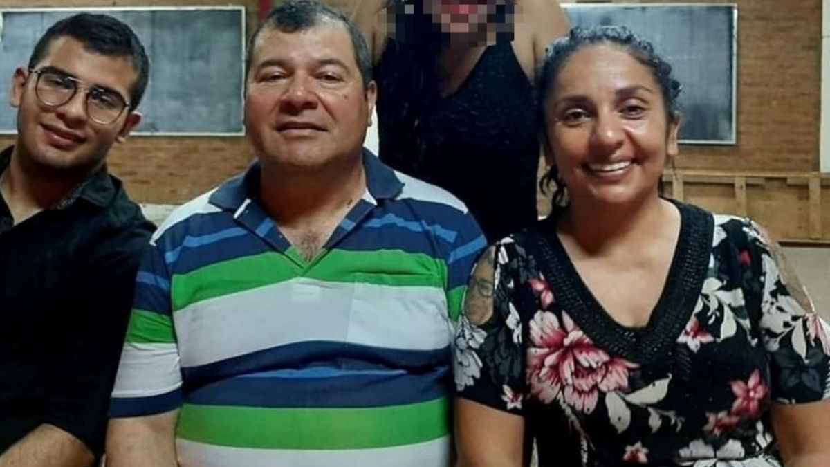 César Sena y sus padres Emerenciano y Marcela Acuña