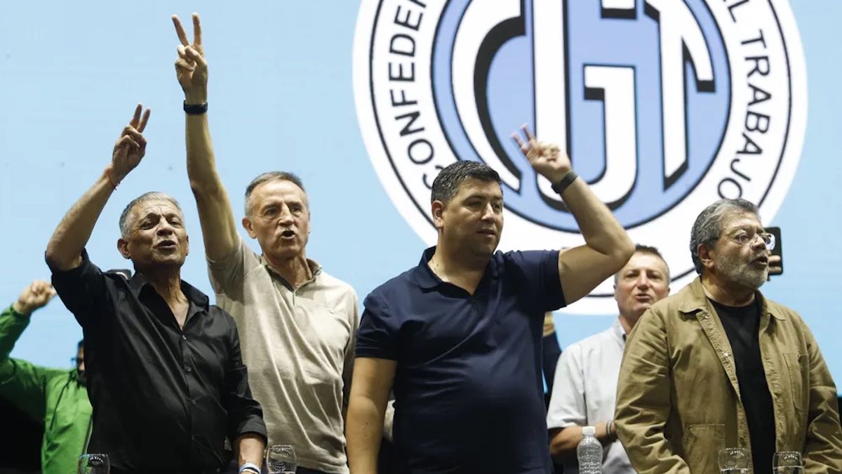 Jorge Sola, en el medio, es uno de los integrantes del nuevo triunvirato de la CGT (Foto: archivo).