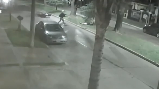 Impactante video: un policía mató a uno de los cuatro motochorros que intentaron robarle
