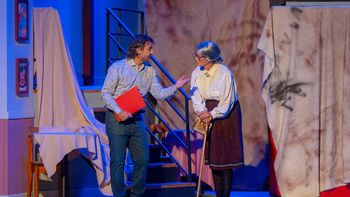 Las fotos de Paula Chaves y Pedro Alfonso haciendo de viejitos en teatro que causan furor