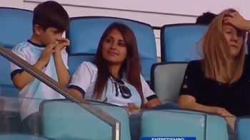 El dulce momento en el que Thiago Messi besa el escudo de la camiseta argentina