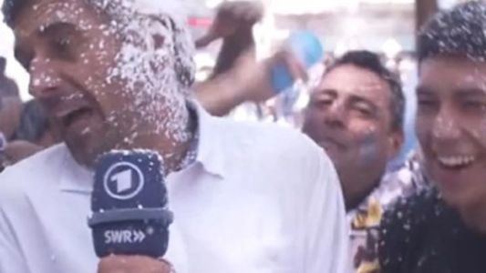 Qué dijo el periodista alemán que quedó en medio de los festejos por la Selección y se volvió viral