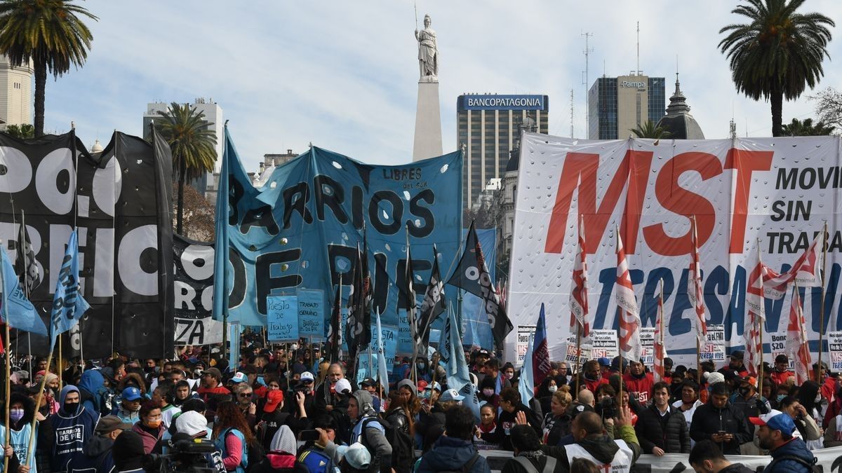 Las organizaciones de izquierda junto con la CGT y CTA prometen volcarse a las calles esta semana corta. (Foto: Télam)&nbsp;