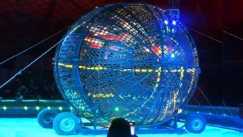 Video: el trágico momento en el que un acróbata pierde la vida en el Globo de la muerte