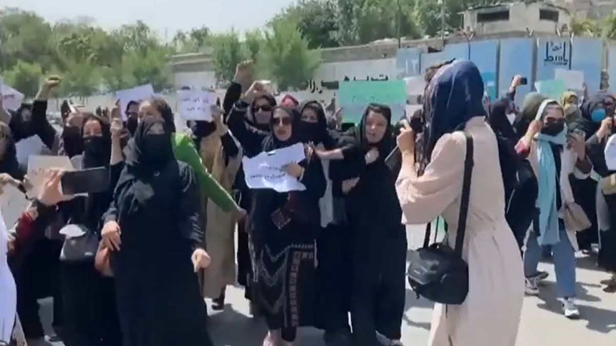 Mujeres en Irán, desafiando al podeer tras la muerte de Mahsa Amini. (Foto: Genitleza Daily Mail)