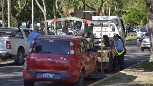 La llamativa nota que un joven dejó en su auto para que no se lo lleve la grúa