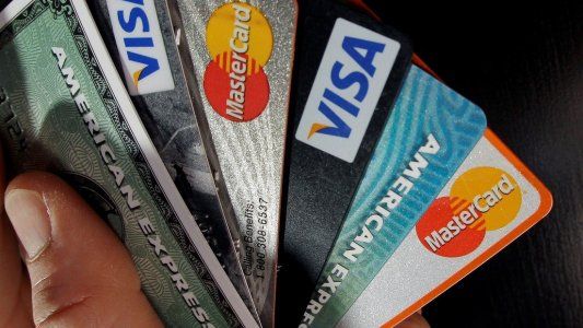 El Banco Central redujo el plazo para que los bancos liquiden los pagos con tarjeta de crédito a pequeños comercios