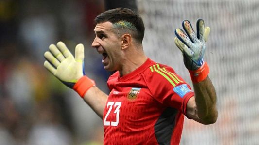 Dibu Martínez le regaló la camiseta del partido con Países Bajos a Tití Fernández