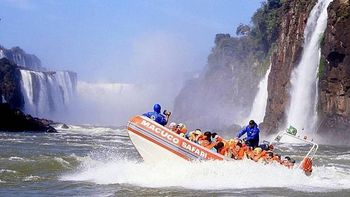 Volcó una lancha turística en un paseo por las Cataratas del Iguazú y hay al menos una víctima fatal