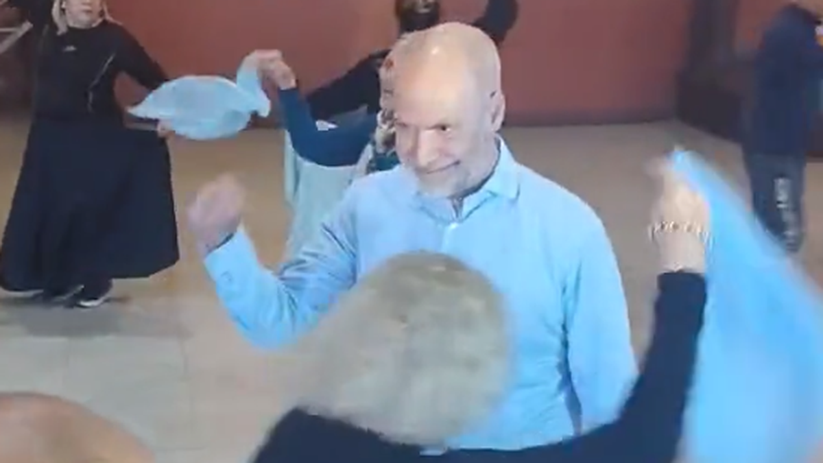 Horacio Rodríguez Larreta mostró sus pasos de baile con un grupo de jubilados y en las redes no lo perdonaron. (Captura)