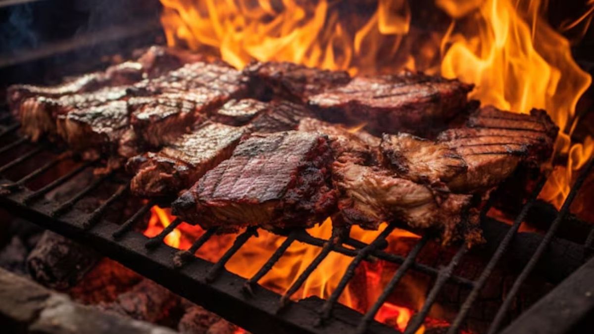 Truco para hacer el asado: para qué sirve frotar un hielo por la parrilla y cuándo recomiendan hacerlo. (Foto: Freepik)