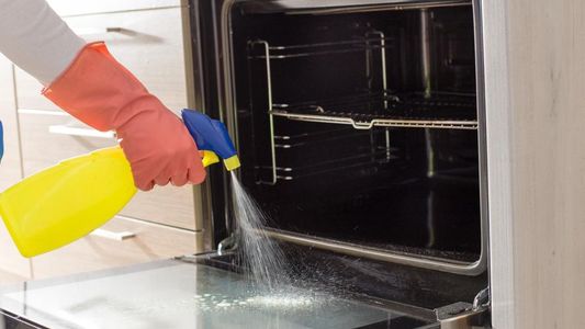 Truco casero: cómo limpiar el doble vidrio del horno con este método fácil y eficaz
