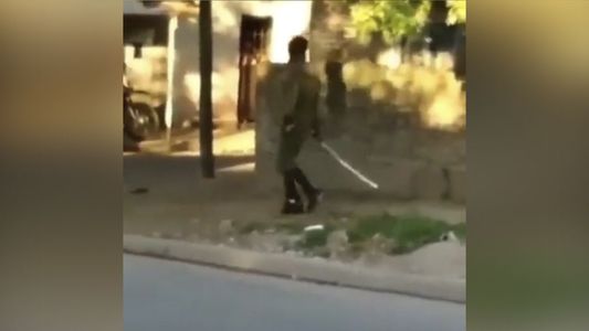 Terror en Caseros: el loco de la katana amenaza vecinos disfrazado de ninja