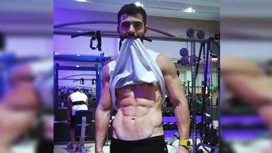 Nazareno Casero también tiene una tabla de lavar ropa para enamorar a Lali Espósito