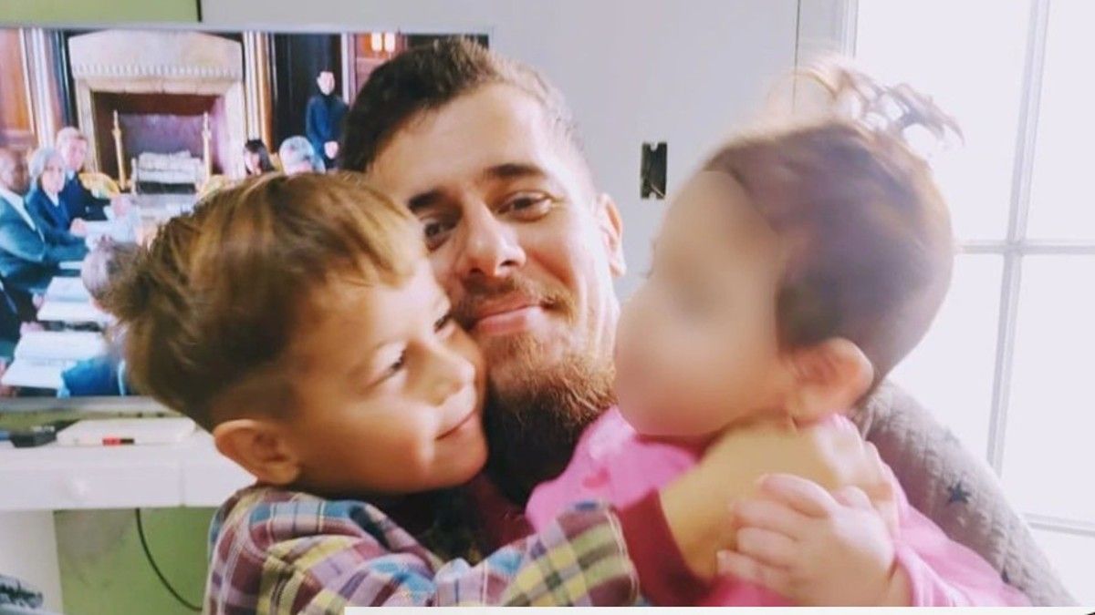 Christian Dupuy con sus dos hijos.