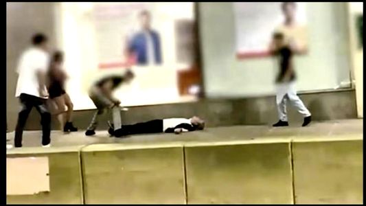 Video brutal: lo noquearon de una patada en la cabeza a la salida de un boliche
