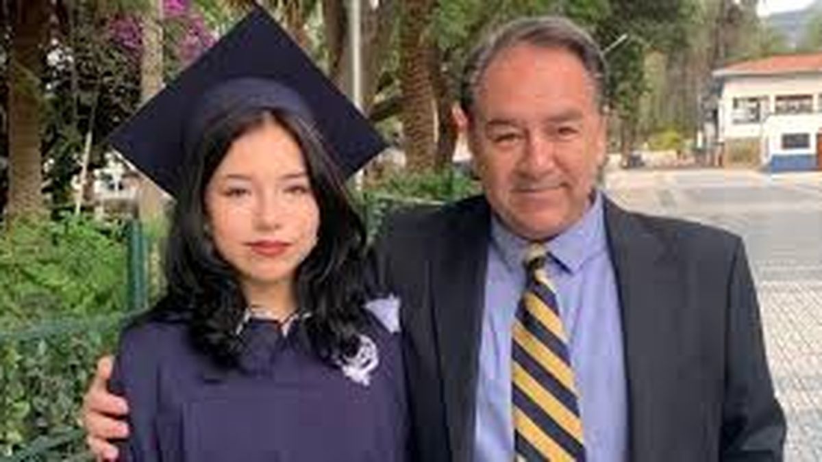 Matilda López Sanzetenea junto a su padre José López.