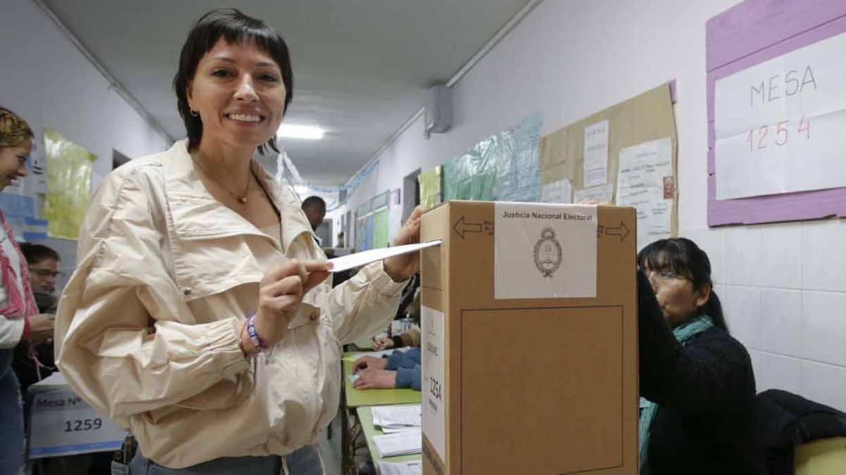 Mayra Mendoza votó en las elecciones PASO 2023: Que sea con amor y memoria.&nbsp;
