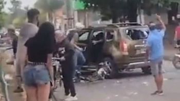 Un hombre atropelló a cinco jóvenes que festejaban Navidad en Salta y lo atacaron a botellazos