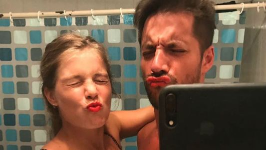 La selfie en el baño con descuido hot incluido de Francisco Delgado y su novia