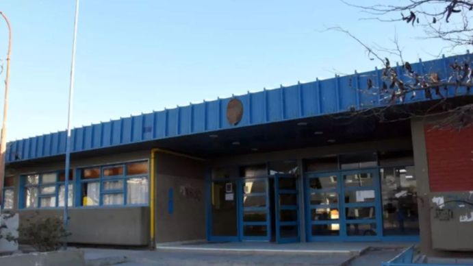 Salió del aula, volvió con un cuchillo y desató el terror: el brutal caso que conmocionó a una escuela