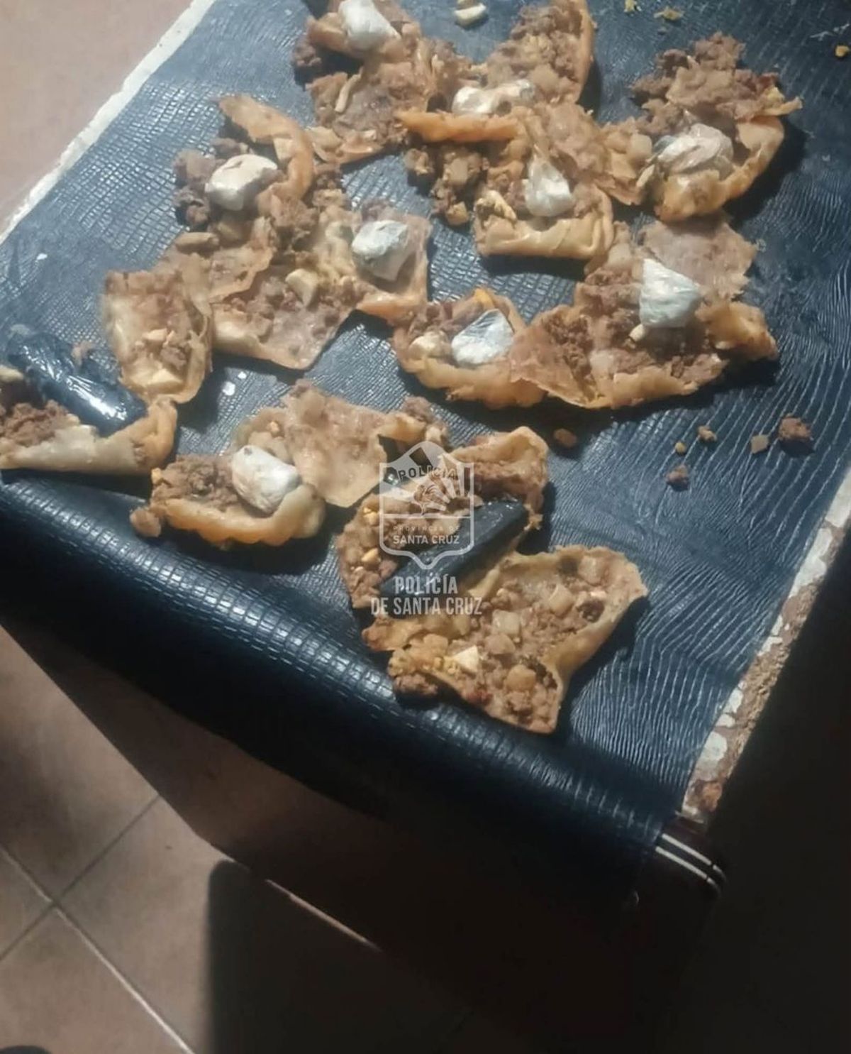 Los efectivos encontraron varios envoltorios ocultos en el interior de 11 empanadas. (Foto: La Opinión Austral)