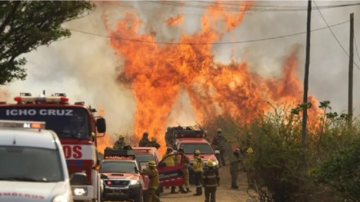 El viento y el calor empeoran los incendios forestales en Córdoba. (Foto: Cadena 3)