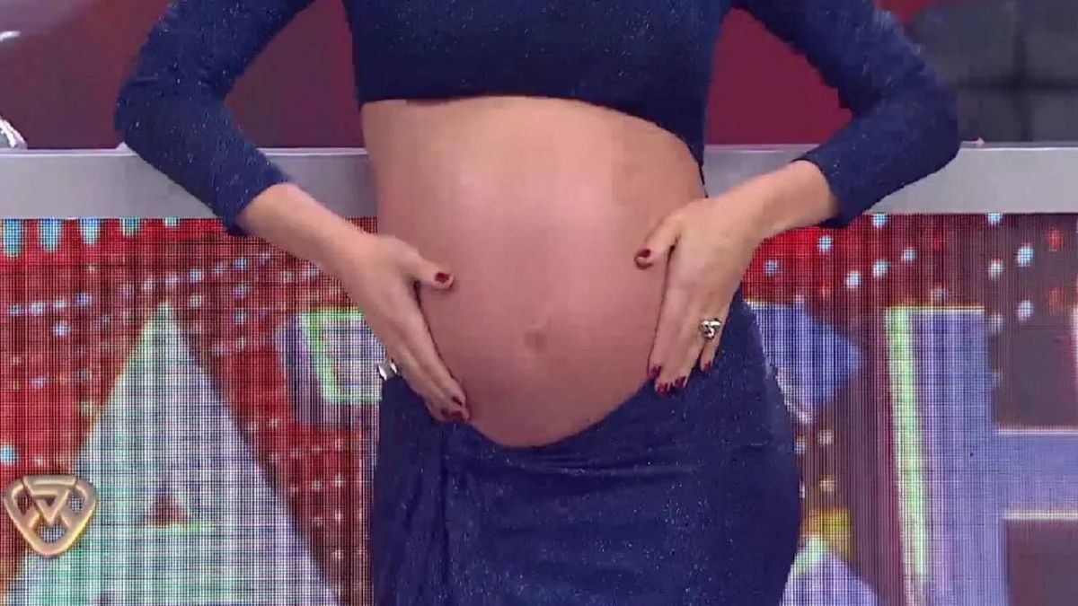 El look de Pampita con la pancita al aire que fue furor en La Academia
