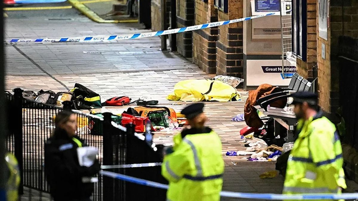 Horror en un tren de Londres: violento ataque a cuchillazos y varios heridos