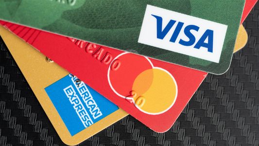 ¿Se puede dar de baja una tarjeta de crédito con deuda?