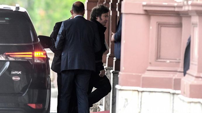 Milei apuesta a una dura estrategia electoral para polarizar con el kirchnerismo y contrarrestar las derrotas de vetos y decretos con un Congreso adverso