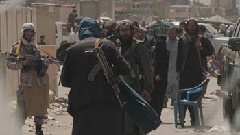Los talibanes controlan el acceso al aeropuerto de Kabul (Foto: AP).