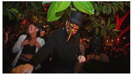 El aclamado DJ Claptone cerró su visita al país con un show exclusivo en Roldán