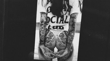 Candelaria Tinelli mostró la cola con un curioso mensaje a pura actitud