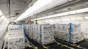 Coronavirus: llegó otro avión con 370.000 dosis del componente 1 de la Sputnik V