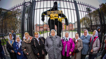 Hebe de Bonafini colgó un gorila en la Plaza de Mayo y tildó a Macri de “machirulo”