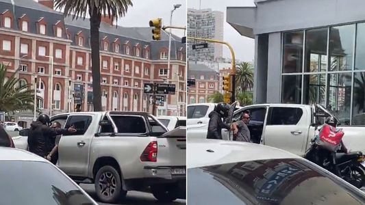 ¡Insólito! Bajó a pelearse con un motociclista y su camioneta rompió un hotel: el video