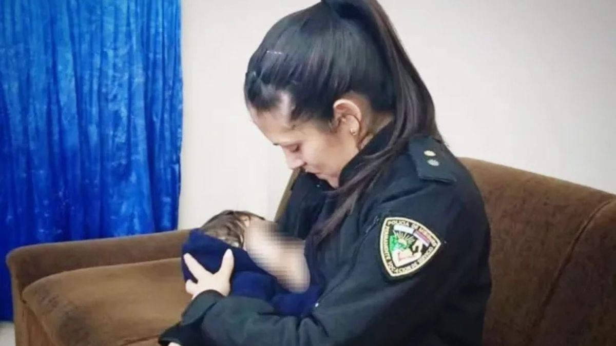 Una agente que participaba del operativo, y que es madre lactante, asisti&oacute; a uno de los ni&ntilde;os aliment&aacute;ndolo en plena ruta. (Foto: gentileza Diario &Eacute;poca)
