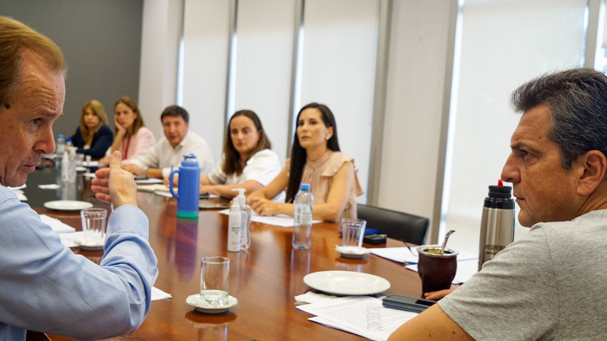 Sergio Massa se reunió este jueves con diputados y dirigentes en la Fundación Encuentro del Frente Renovador. Sergio Massa se reunió este jueves con diputados y dirigentes en la Fundación Encuentro del Frente Renovador.
