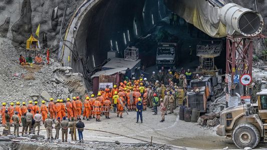 Rescataron a 41 obreros que estuvieron atrapados 17 días en un túnel en India