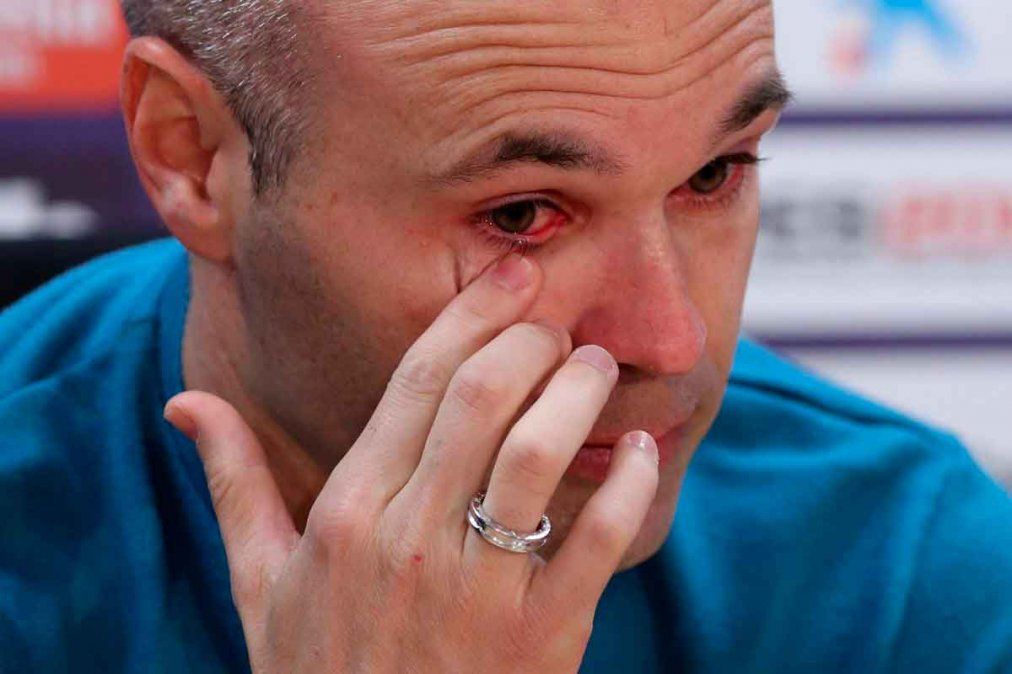 Andrés Iniesta no pudo aguantar las lágrimas en el anuncio de su salida de Barcelona